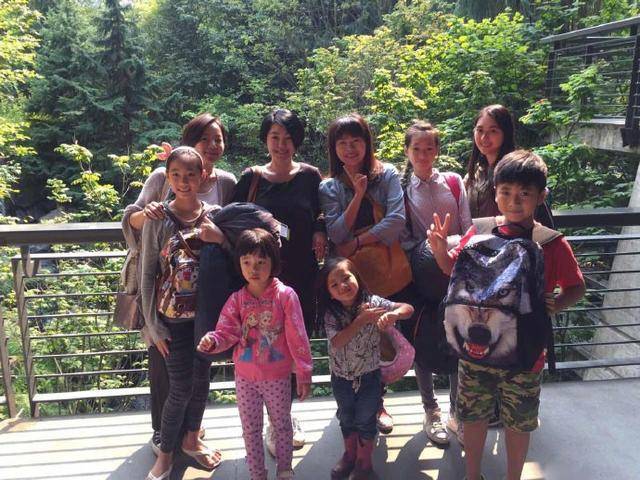 阿雅全家出游近照，活佛老公送老婆千万豪宅，女儿漂亮成为全家宝