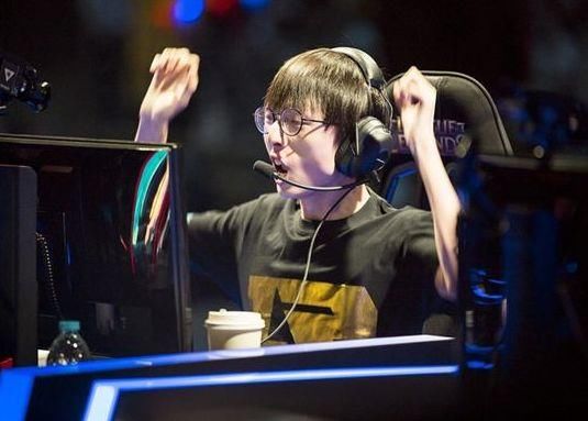 LOL:MLXG韩服也被演?余小C看不下去送香锅