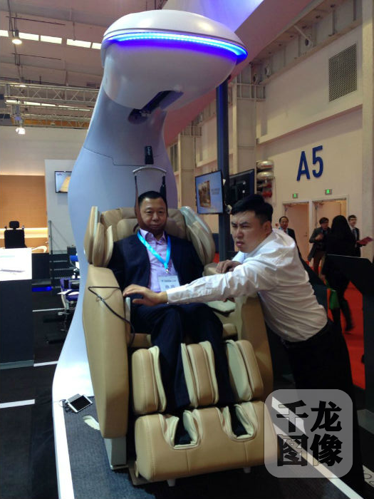 世界机器人大会现场体验的观众