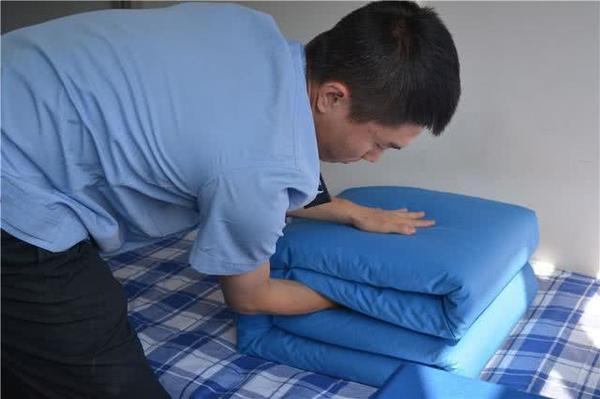 郑州铁道警察学院男女新生全剃头 黑长直变战