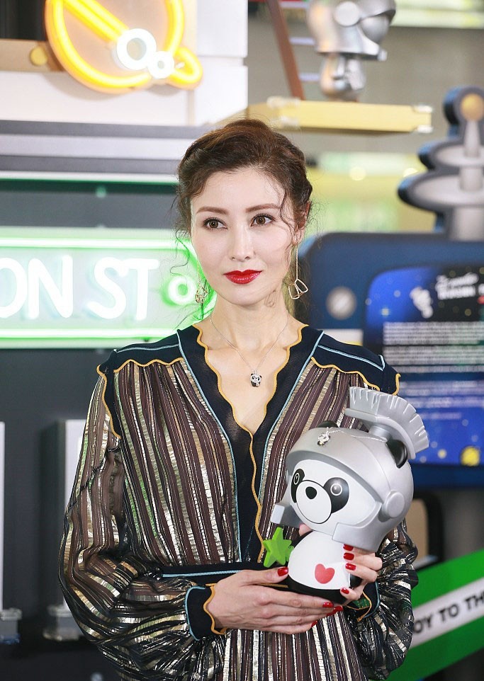 48岁李嘉欣近照曝光:涂大红唇皮肤白皙 但网友却说她有风尘气 48岁李嘉欣近照曝光:涂大红唇皮肤白皙 但网友却说她有风尘气