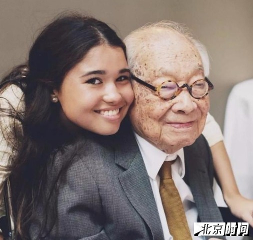 她的家族来头也不小，卢浮宫和玻璃金字塔大家肯定听过，那都是她的亲爷爷——建筑设计大师贝聿铭操刀设计的。