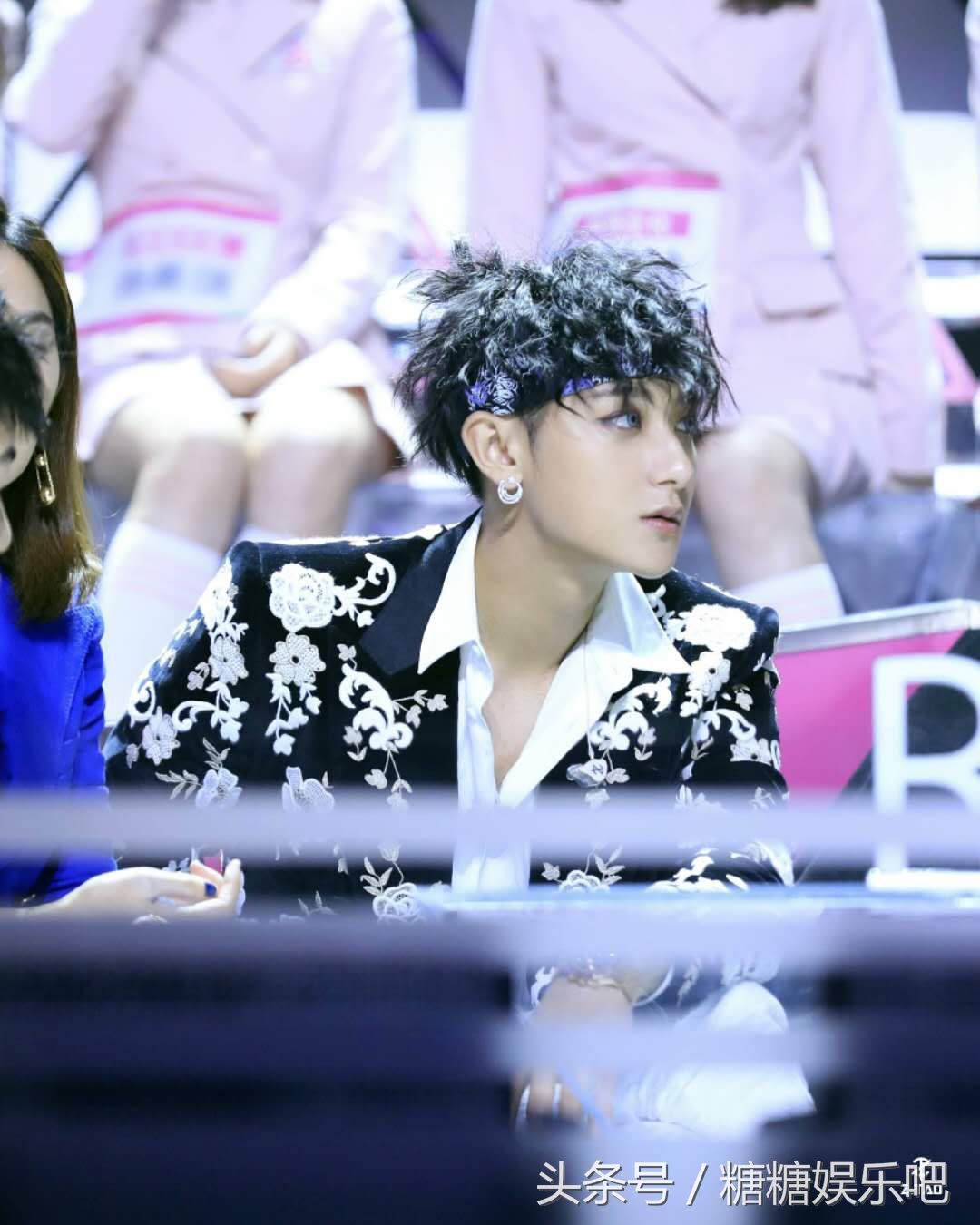 黄子韬参加综艺节目碎花外套配一头的方便面,