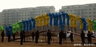 搞笑幽默的动态图GIF 妹子不要把你的头发撩起