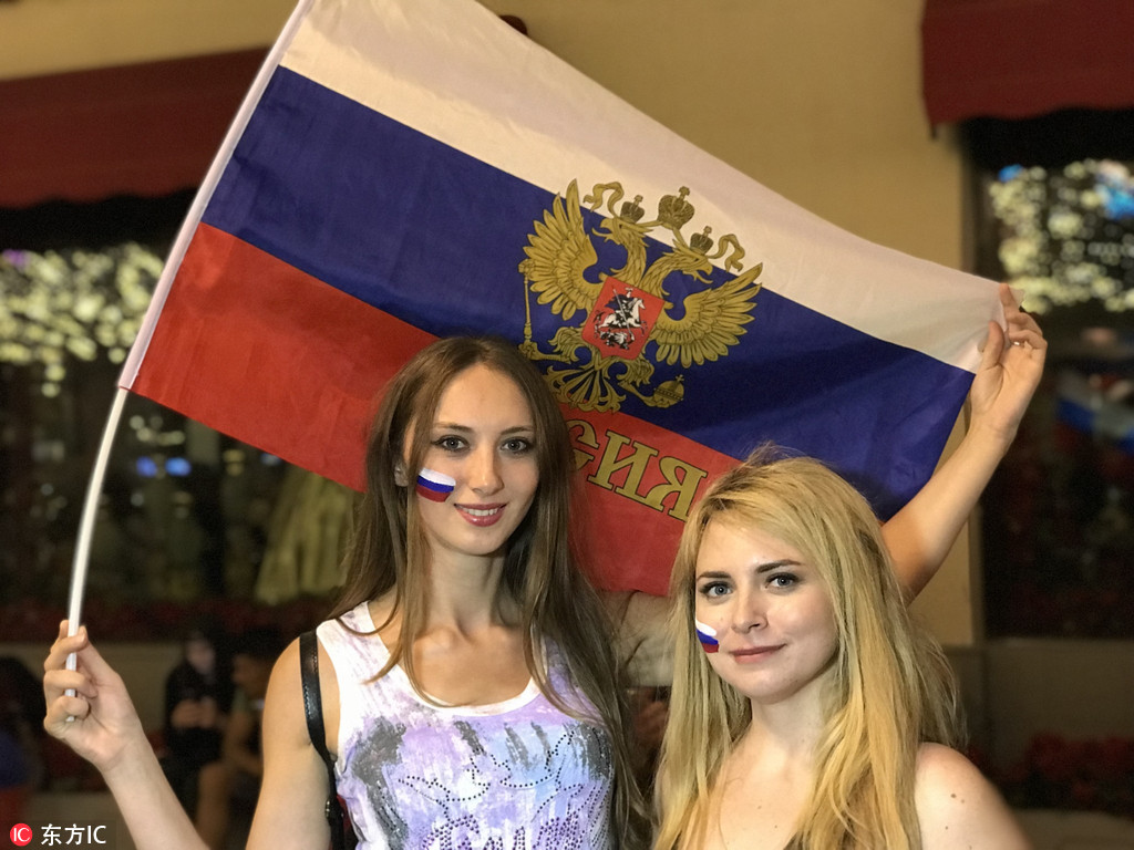 俄罗斯球迷深夜狂欢庆祝。