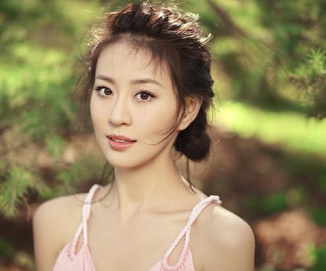 凭借与胡歌的吻戏后一炮而红,合作时发生特殊