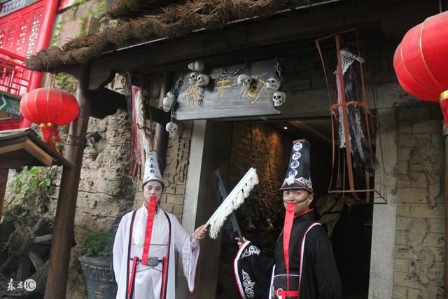 男子走夜路,遇两鬼差勾魂,阴差阳错下竟完成了