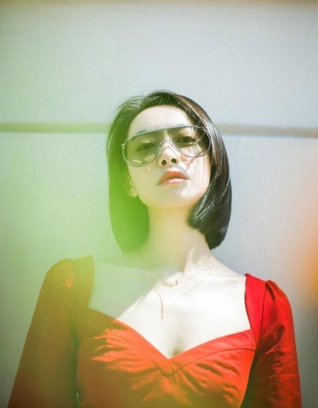 当宋茜穿深V遇见俞飞鸿,网友直呼:真的是冻龄