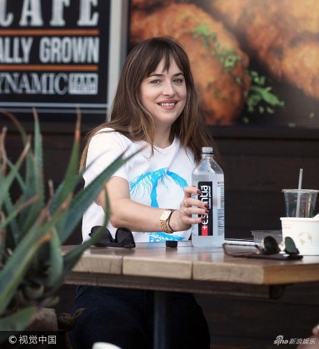 组图:《五十度灰》女主角达科塔清爽出街 对镜头露灿笑