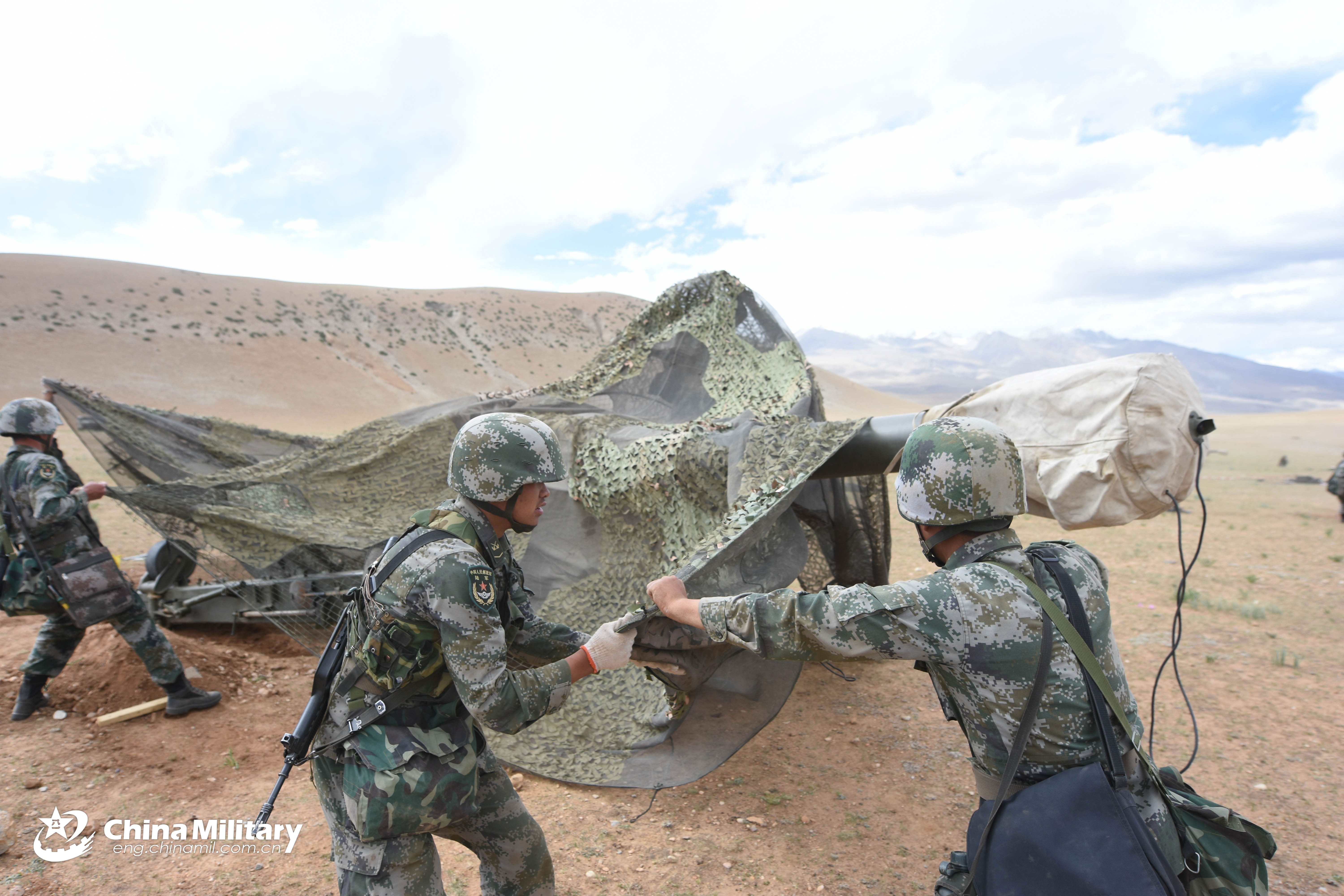 西藏军区某炮兵旅在不同阵地，采用不同火力打击方式，对多目标实施火力突袭。一场异地协同火力对抗打击行动正在上演。