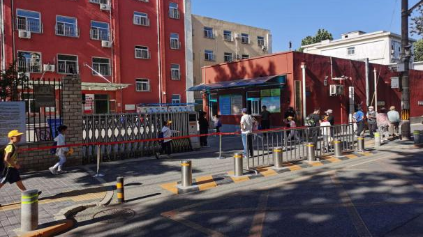 北京“通学定制公交”即将上路，相关站点标志设置已完成