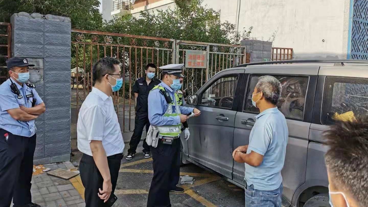 昌平消防现场清拖10辆违法占用消防通道车辆