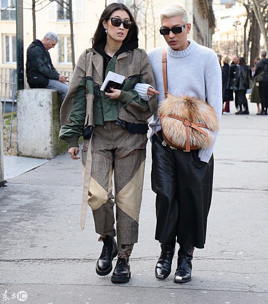 模特在法国巴黎时装周的街上展示不同风格的时