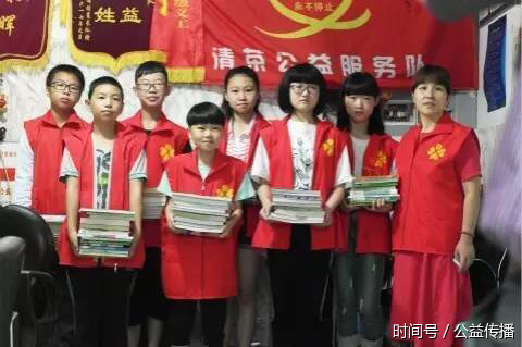 杭州市富阳区某小学毕业学子捐赠教科书助力贫