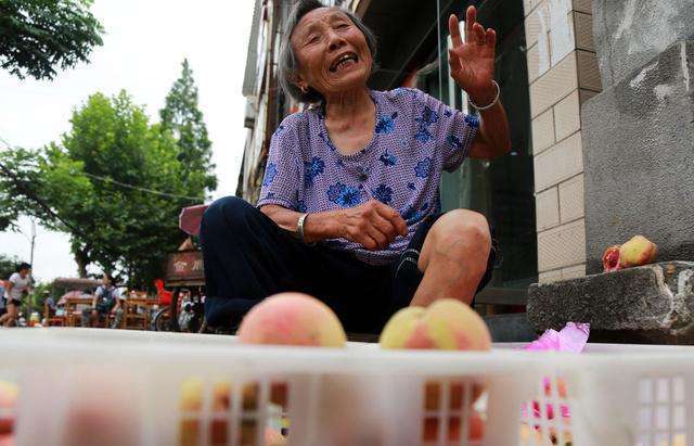 七旬老太街头卖自家种的桃子,路人都来购买!
