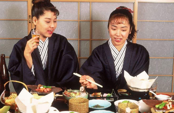 中国女生在日本吃烤肉被赶走,原因居然是吃相