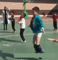 经典段子:“哥，刚才那美女问你电话”