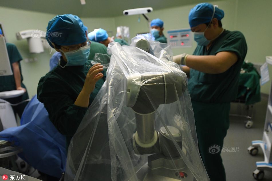 中国造骨科手术机器人合肥首秀 手术仅半小时