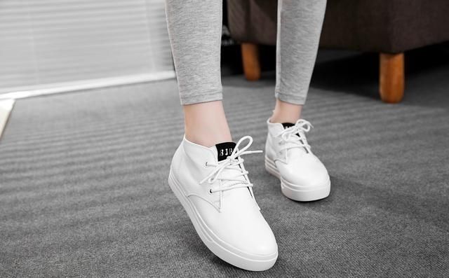 小白鞋发黄发旧难洗白?教你3个小绝招,鞋子轻