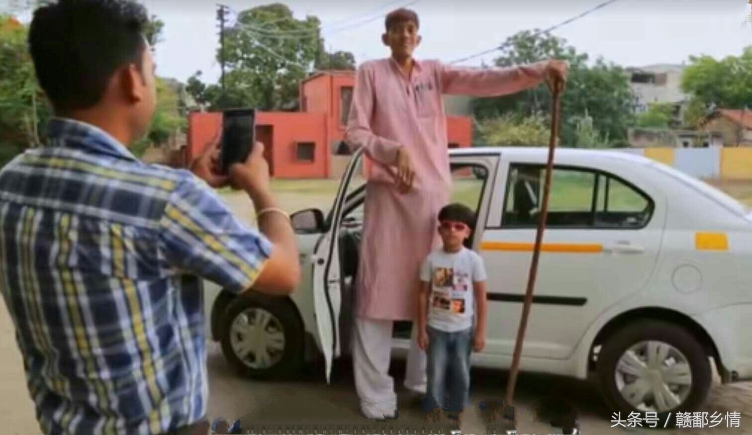 国外男子长的高大威猛,又拥有硕士学位,却没有