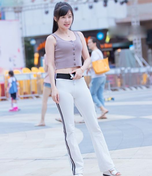 街拍美女:紧身打底裤穿出青春气质,满满潮流范