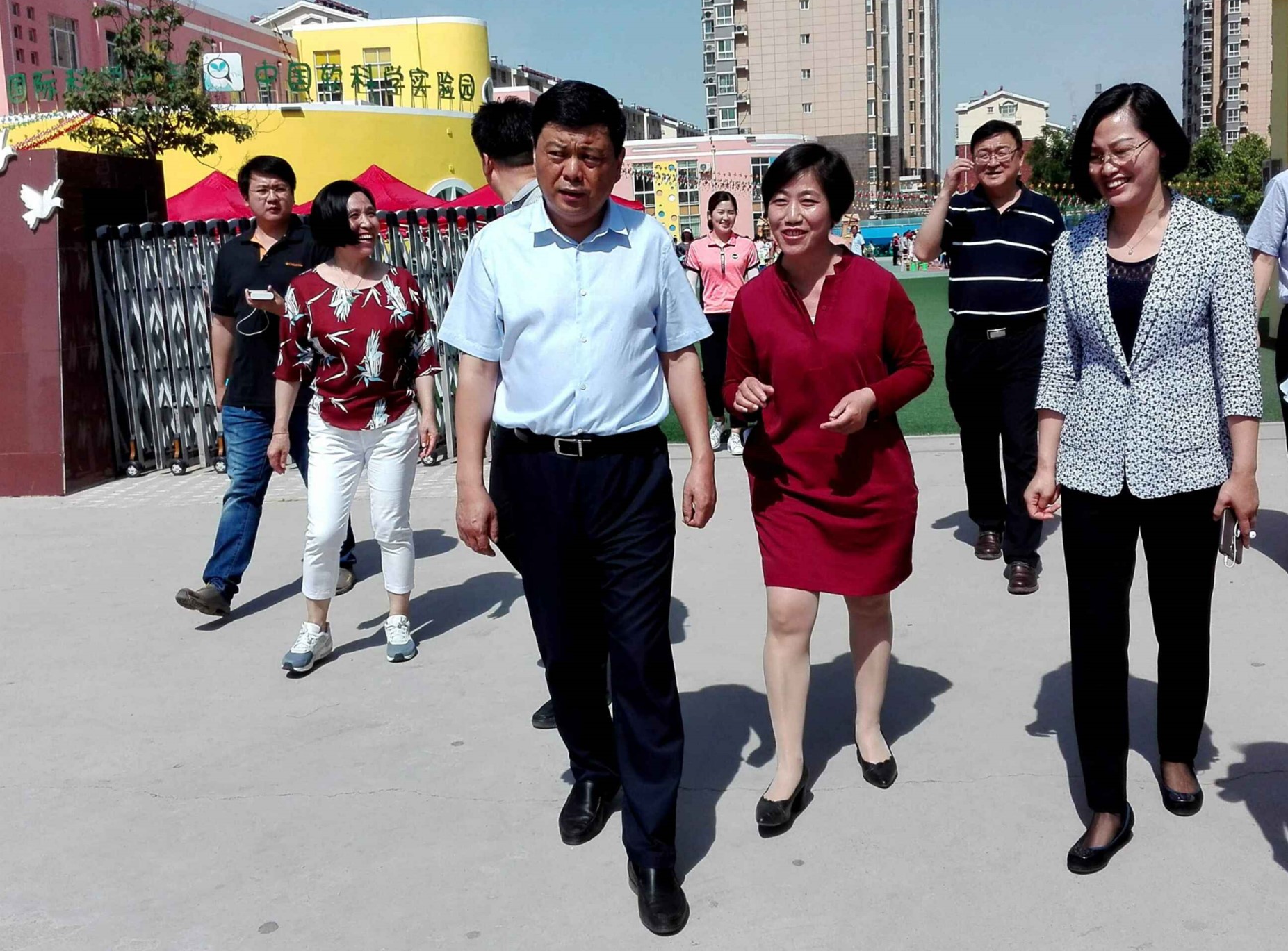 曲锋等领导看望慰问我县少年儿童