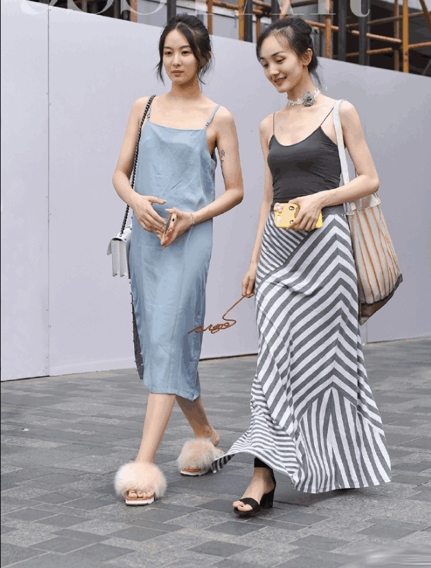 街拍:美女条纹半身裙搭配黑色抹胸吊带,成熟中