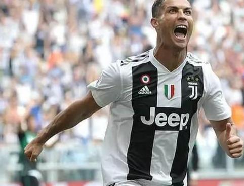 33岁C罗极速冲刺 6秒狂奔超车四名后卫