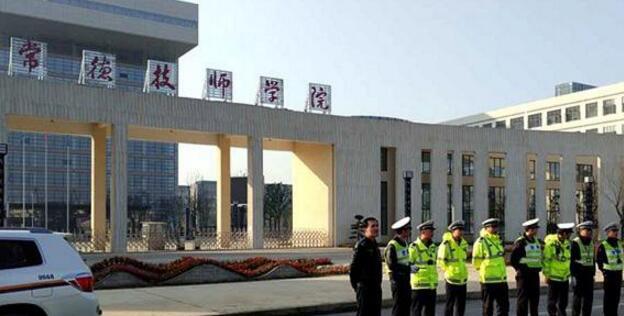 高校学生拳击玻璃刺伤身亡 家属抬棺材堵校门