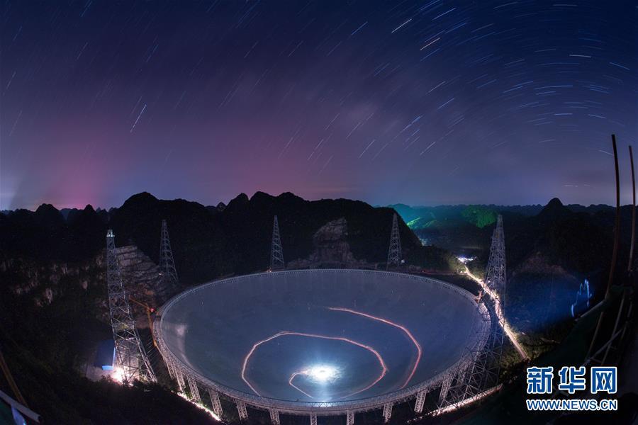 FAST在满天繁星下呈现出的美丽景观（6月27日摄）。新华社记者 刘续摄