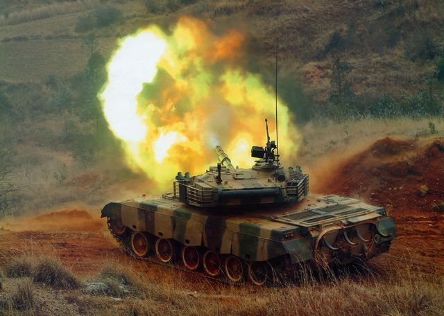 但不应忘记的是，96式是以80式坦克为基础逐步“小步快跑”改进而来的产品，庞大的装备量决定了其本就是中国陆军装甲战力“填充物”，而非金字塔塔尖的存在。更重要的是，凭借96式的性能，中国陆军已然可保持对周边陆地接壤国家的装甲战力优势。