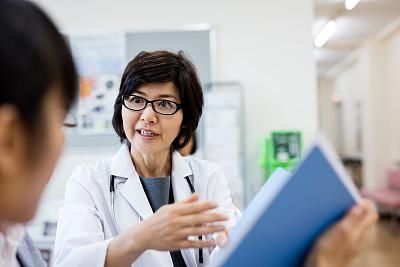 骨科老大夫说:腰间盘突出一半人,是睡觉姿势错