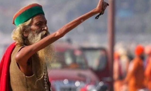 印度修行的苦行僧,高举右手40多年,手臂已坏