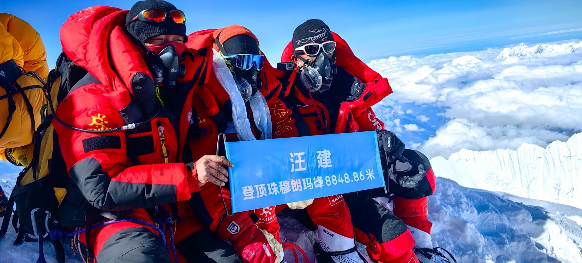 70岁老人登顶珠峰，刷新中国登顶珠峰最年长纪录_北京时间
