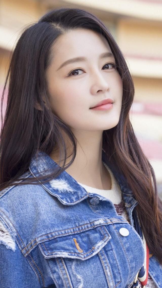 当赵丽颖和李沁撞造型时,你觉得谁更美艳?