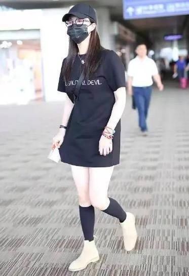 子分成了短短的四截,连杨幂也驾驭不了这款半筒袜