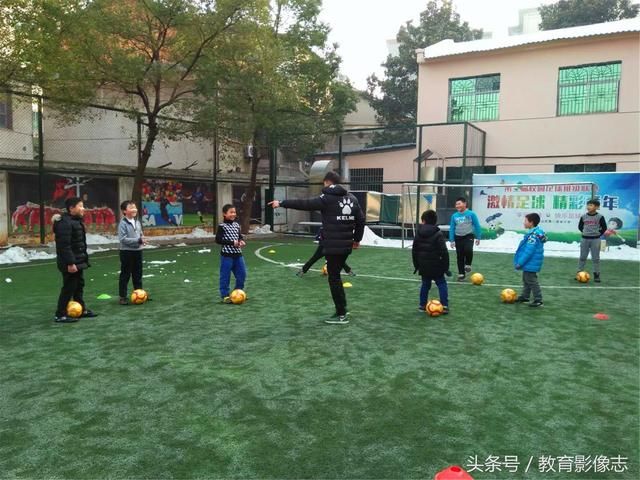二小校园足球经验全市推广 青少年足球注册球