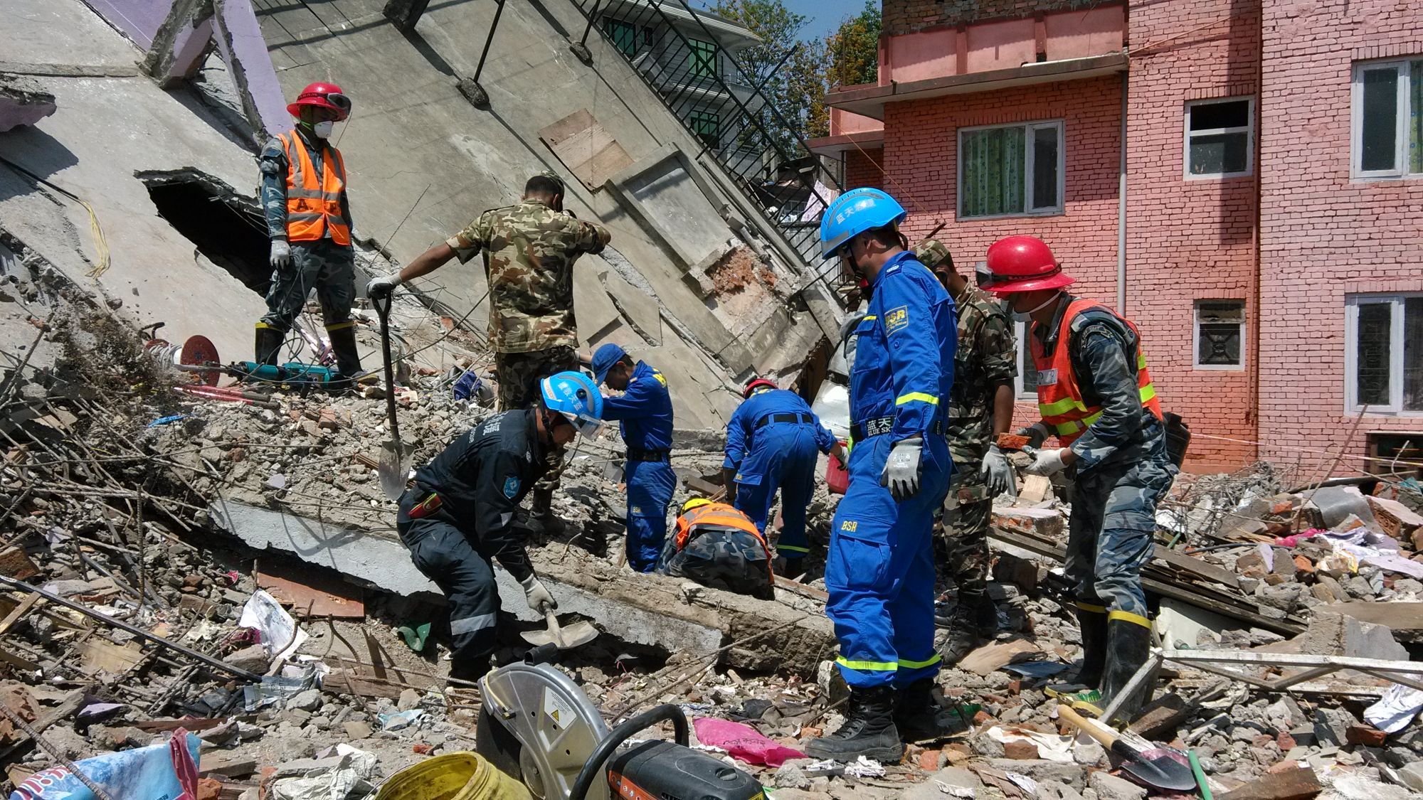蓝天救援队丨专业托起生命 善行改变人心 蓝天救援队丨专业托起生命 善行改变人心