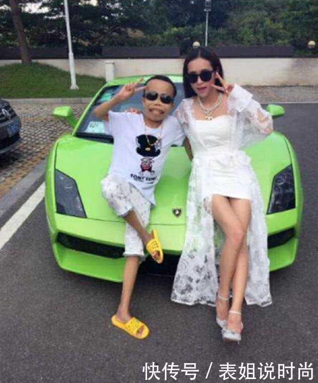 曾经的他开豪车还有美女相伴,如今落魄至极,下