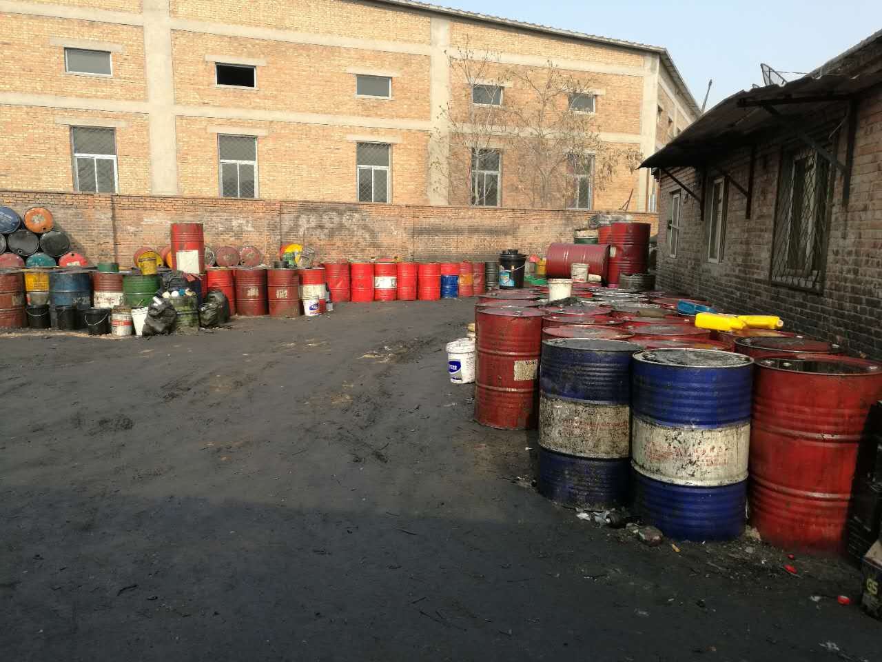 危险废物渗漏气味刺鼻 警方闻迅抓获不法分子