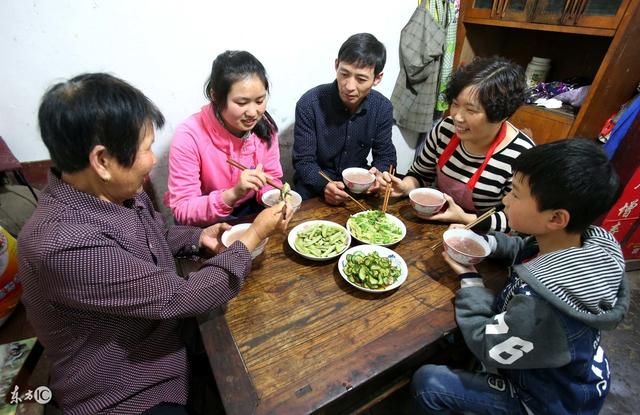 老人去世留百万遗产,三个儿子商量怎么分,一份