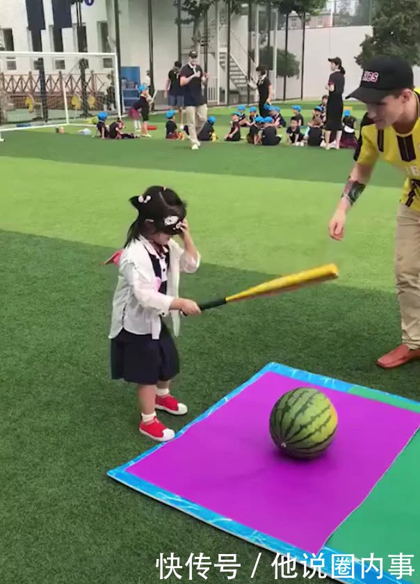 李小璐哥哥晒甜馨视频,蒙眼敲西瓜超可爱,完全