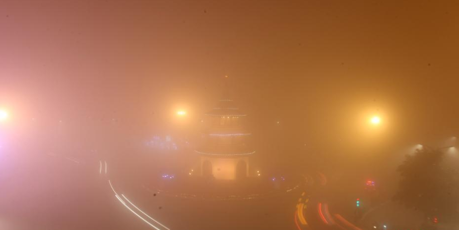 浓雾下的扬州市中心文昌阁，一片雾茫茫。