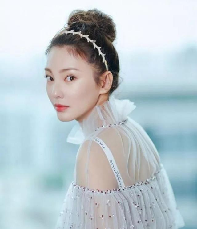 张雨绮家暴离婚事件后,袁巴元首度现身派出所