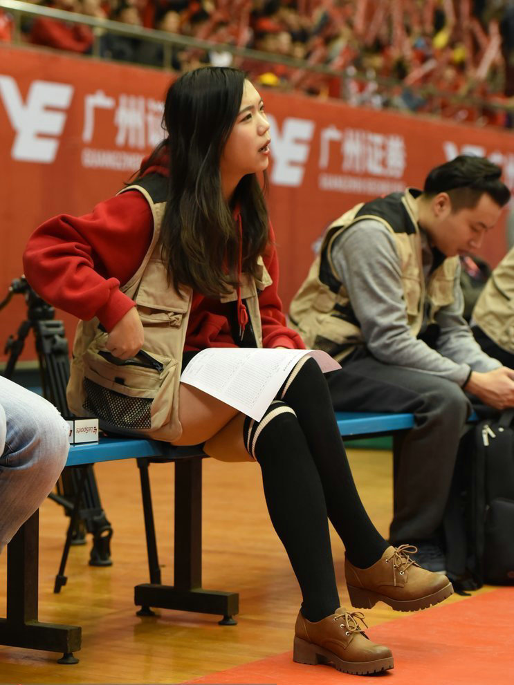 盘点cba赛场美女记者:郜林女友pk美艳摄影