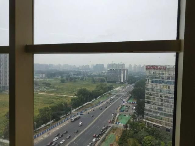 再也不怕碎屏、进水!这手机埋土里、放锅里煮