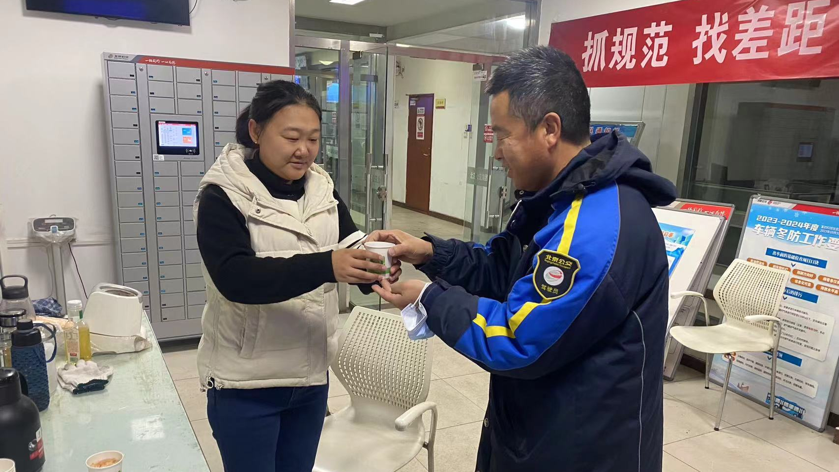 坚守与奉献:致春节仍奋斗在一线的公交双职工家庭 坚守与奉献:致春节仍奋斗在一线的公交双职工家庭