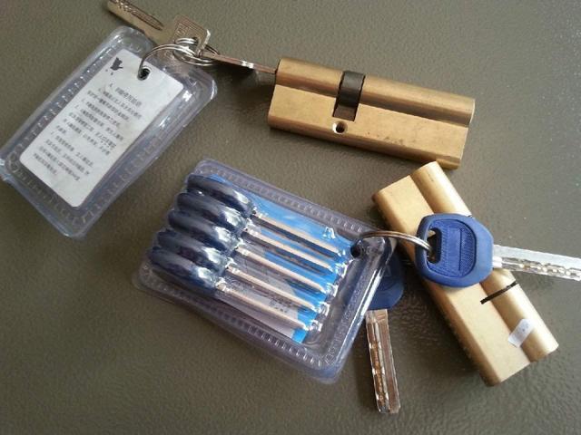 钥匙锁、指纹锁,哪种更安全更防盗?开锁师傅说