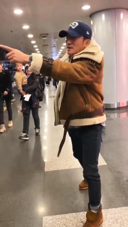 吴京机场怒斥跟拍者:你们这样真不好 撞到小孩怎么办?(图3) 吴京机场怒斥跟拍者:你们这样真不好 撞到小孩怎么办?(图3)