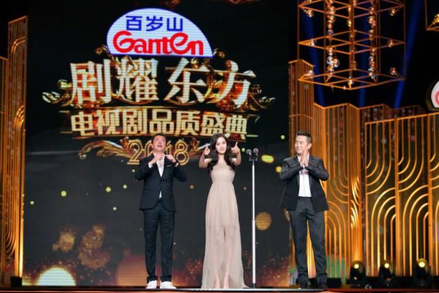 杨幂黄晓明颁奖太皮,教男神张嘉译手指舞,高情